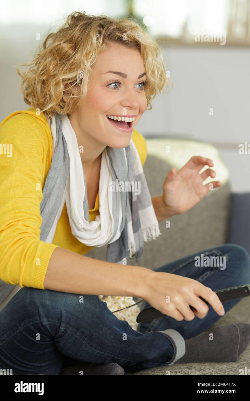 bonne femme regardant quelque chose à la télévision Banque D'Images