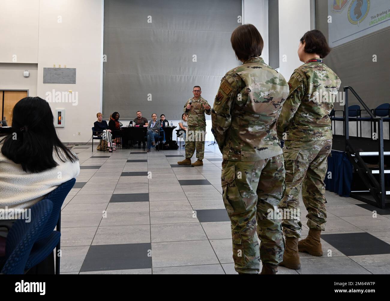 Le Sgt David Wade, commandant en chef du combat aérien, a reçu un cadeau pour ses efforts en coulisses au cours des 2 dernières années de Sword Athena. Les membres de l'ACC Sword Athena 2022 ont organisé un événement de perfectionnement professionnel du 28 mars au 1 avril à la base aérienne de Langley. SWORD Athena est un groupe d'aviateurs, d'officiers et de civils qui travaillent à identifier les défis et les obstacles potentiels, aux présenter aux hauts dirigeants et à collaborer pour présenter des solutions au commandant du CAC. Banque D'Images