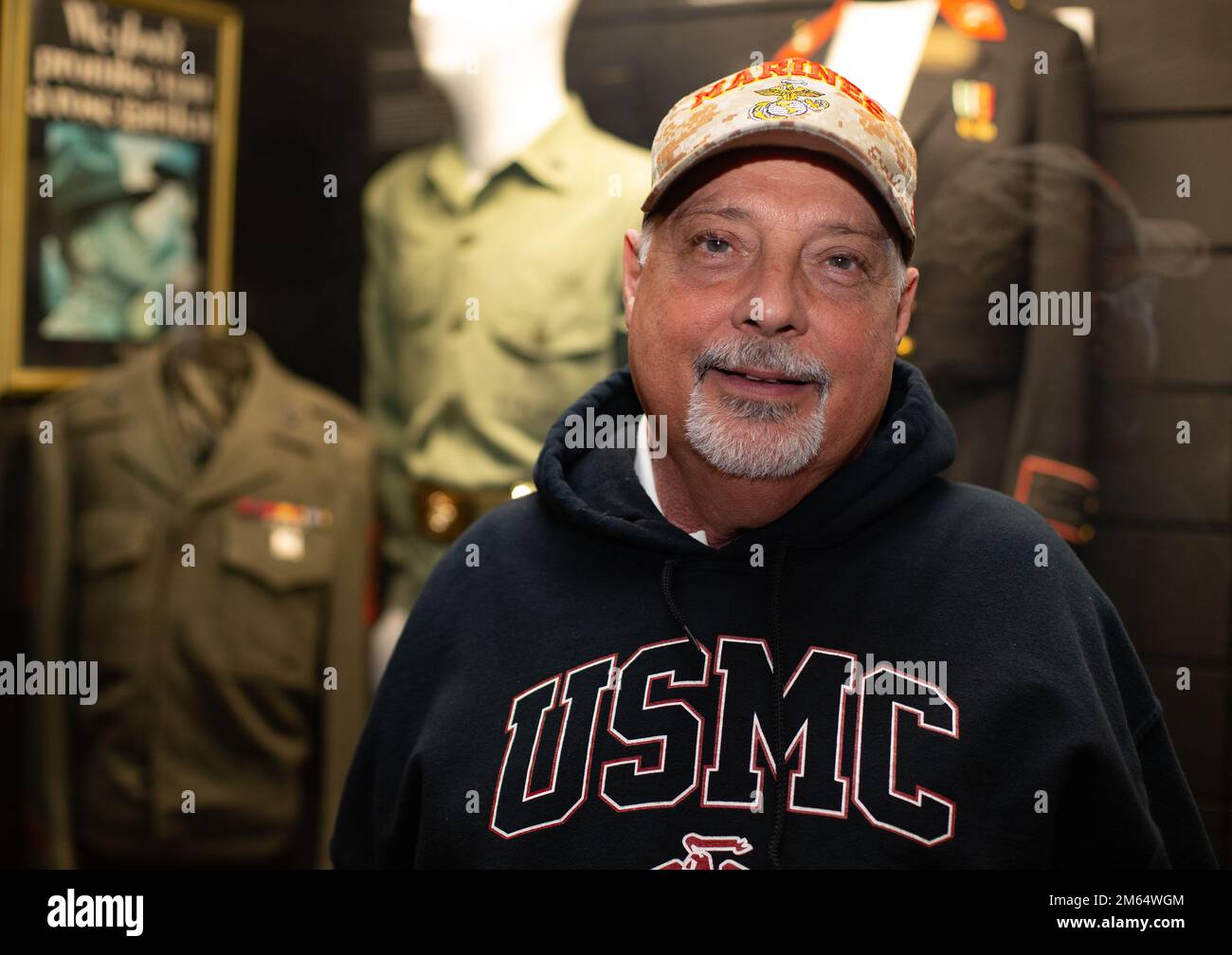 ÉTATS-UNIS Michael J. Giannattasio, vétéran du corps maritime, visite le Marine corps Recruit Depot Parris Island Museum à MCRD Parris Island, Caroline du Sud, 1 avril 2022. Guy a voyagé de Pittsburgh, en Pennsylvanie, avec trois autres Marines de son peloton, pour célébrer leur 50th anniversaire de debout sur les empreintes de pied jaune lors de la formation de recrutement. Banque D'Images