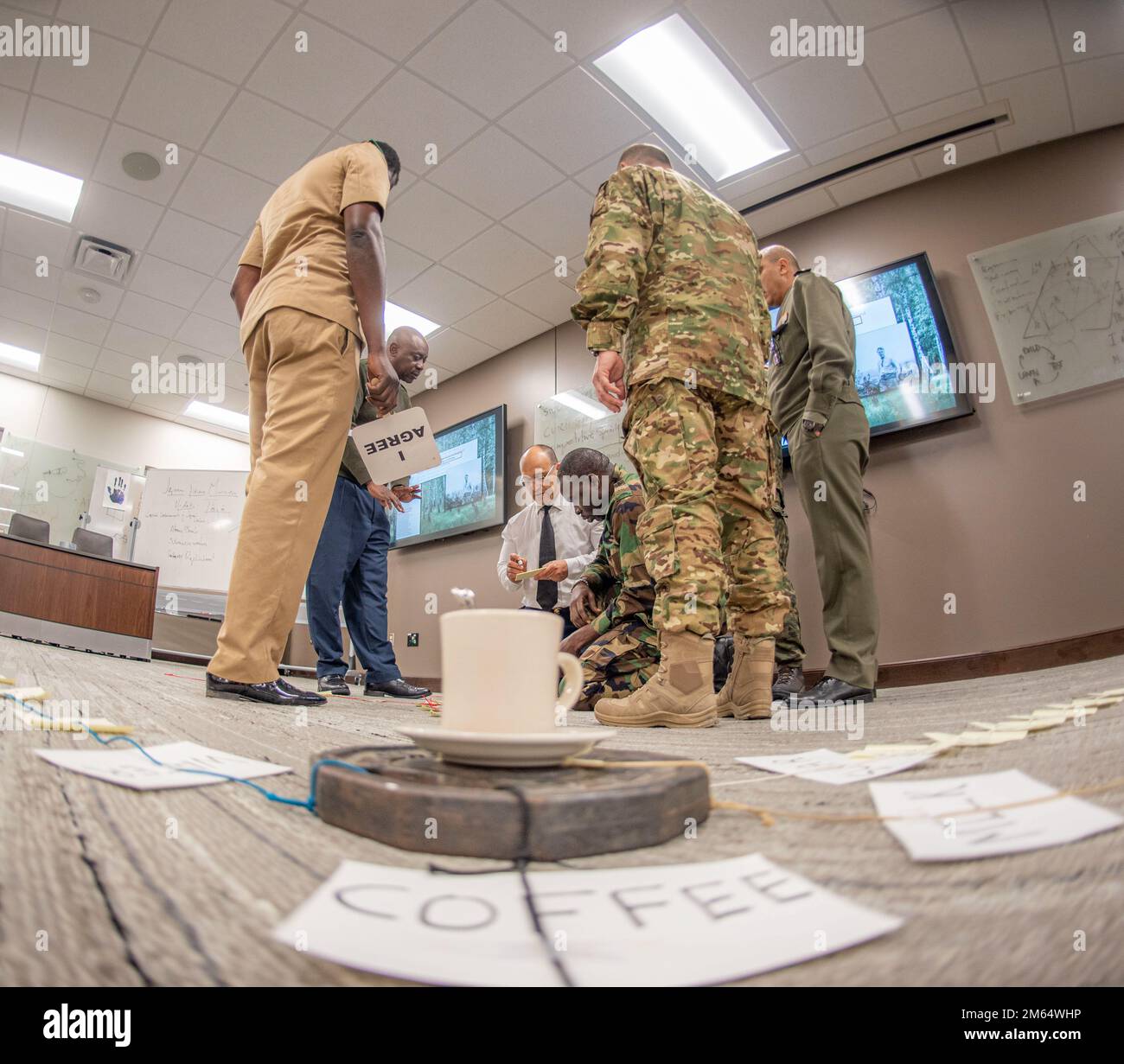 Les officiers internationaux participant au cours international du chef stratégique de l'École navale d'instruction pour petits métiers et de formation technique travaillent ensemble pour planifier la préparation du café. Les sept officiers, représentant la République de Chypre, le Gabon, le Maroc, le Niger, la Pologne, St. Vincent-et-les Grenadines et la Tunisie participent à un cours d'instruction de quatre semaines au semestre 22-3. « Making Coffee » met l'accent sur l'ensemble du processus de préparation d'une seule tasse de café, du début à la fin, en soulignant les nombreux aspects du personnel impliqué, les questions agricoles, les problèmes de traitement, logi Banque D'Images