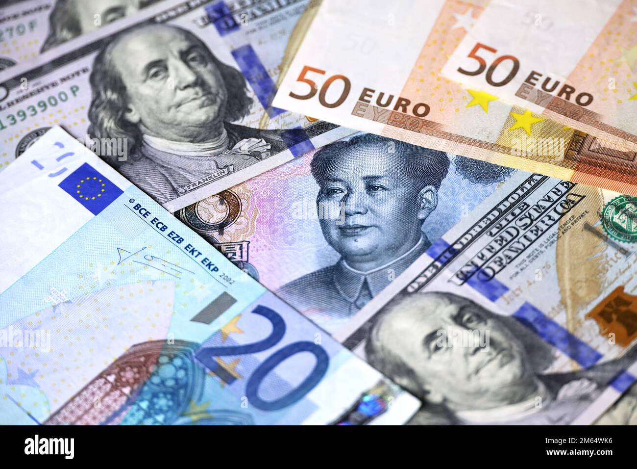 Yuan chinois entouré de dollars américains et de billets en euros. Concept de guerre commerciale entre la Chine et les États-Unis, taux de change, économie mondiale Banque D'Images