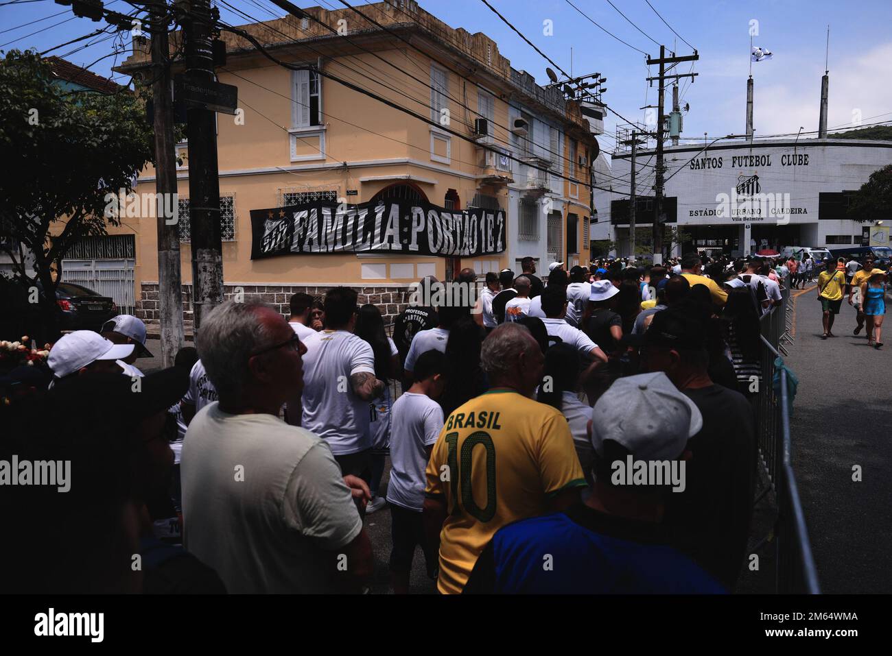 Santos, Brésil. 02nd janvier 2023. SP - Santos - 01/02/2023 - PELE, VELORIO - les fans se font la queue pendant le réveil de Pele au stade Vila Belmiro ce lundi (2). Pele est mort de multiples défaillances d'organes le 29th décembre après environ un mois d'hospitalisation à l'hôpital Albert Einstein à Sao Paulo. Pele est considéré comme le plus grand joueur de football de toute l'histoire et a joué pour Santos pendant près de 20 ans et a remporté trois coupes du monde avec l'équipe nationale brésilienne. Photo: Ettore Chiereguini/AGIF/Sipa USA crédit: SIPA USA/Alay Live News Banque D'Images