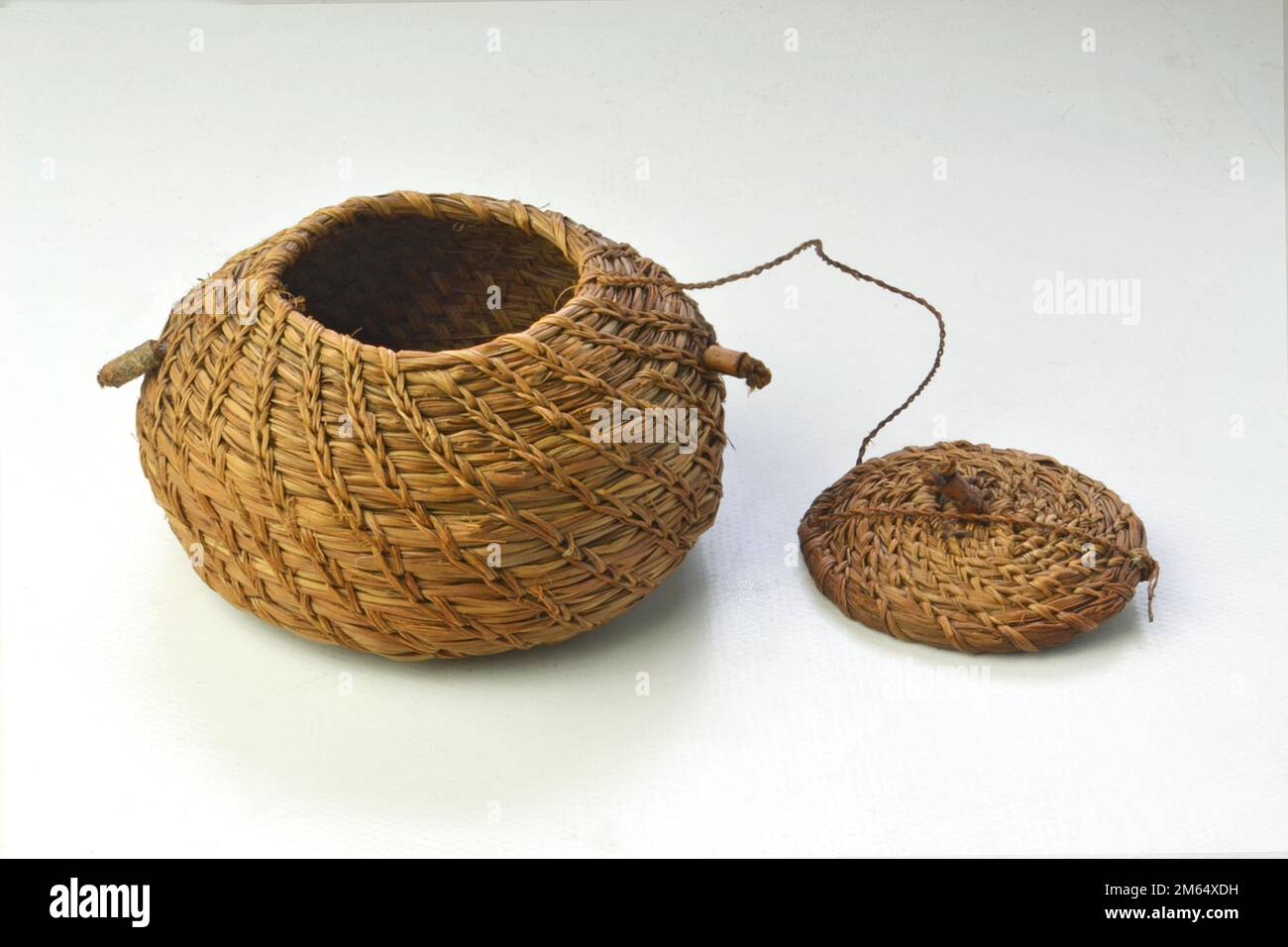 Petit pot fait par les Indiens brésiliens d'une manière artisanale. Il mesure neuf centimètres à sa base. Banque D'Images