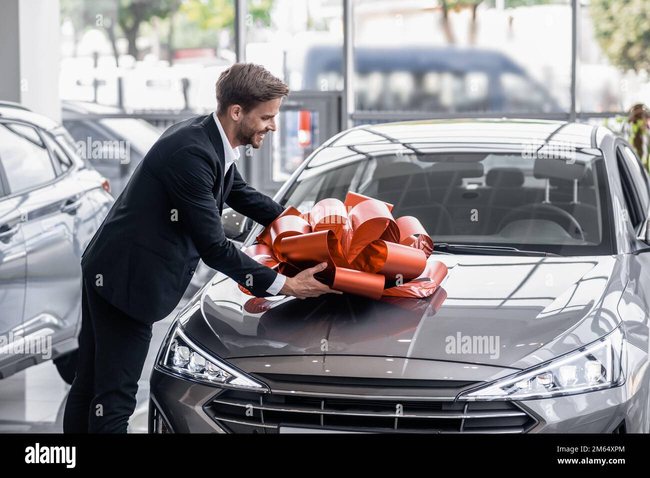 Directeur commercial masculin dans un salon de voiture Banque D'Images