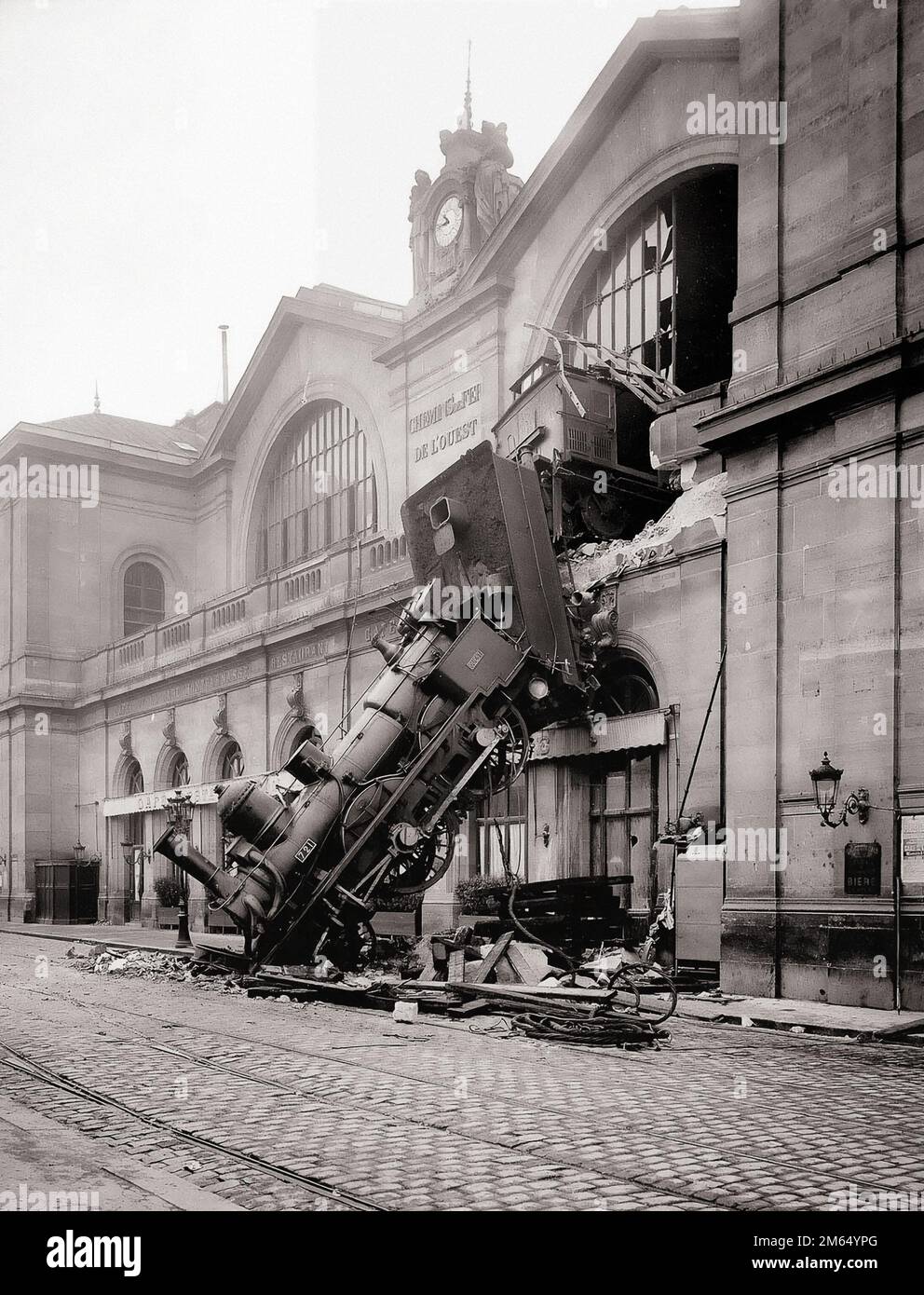 Épave du train à la gare Montparnasse, sur la place de Rennes (aujourd'hui place du 18 juin 1940), Paris, France, 1895 - photo créditée à la firme Levy & Fils. Banque D'Images