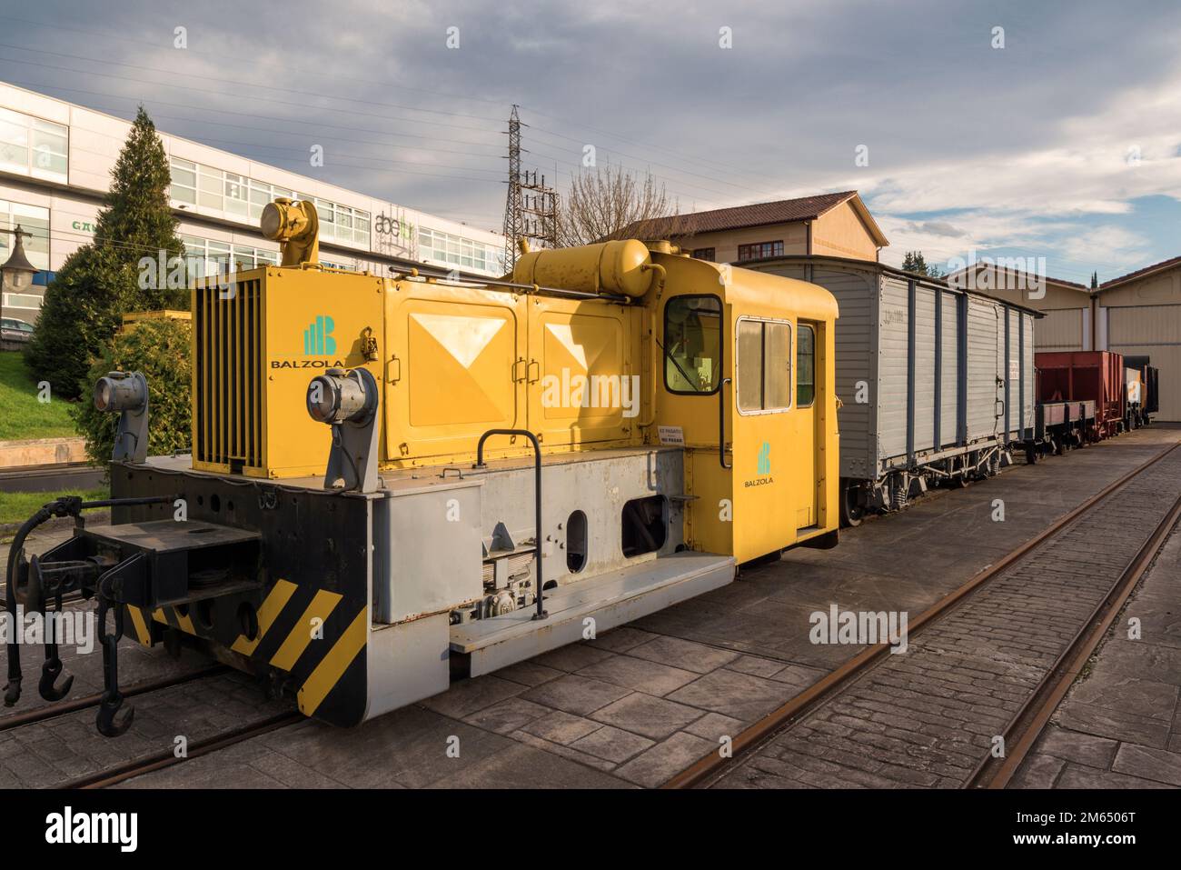Musée du chemin de fer basque avec des véhicules tels que des locomotives à vapeur, diesel et électriques, des automobiles et divers types de wagons. Chemin de fer d'Urola Banque D'Images
