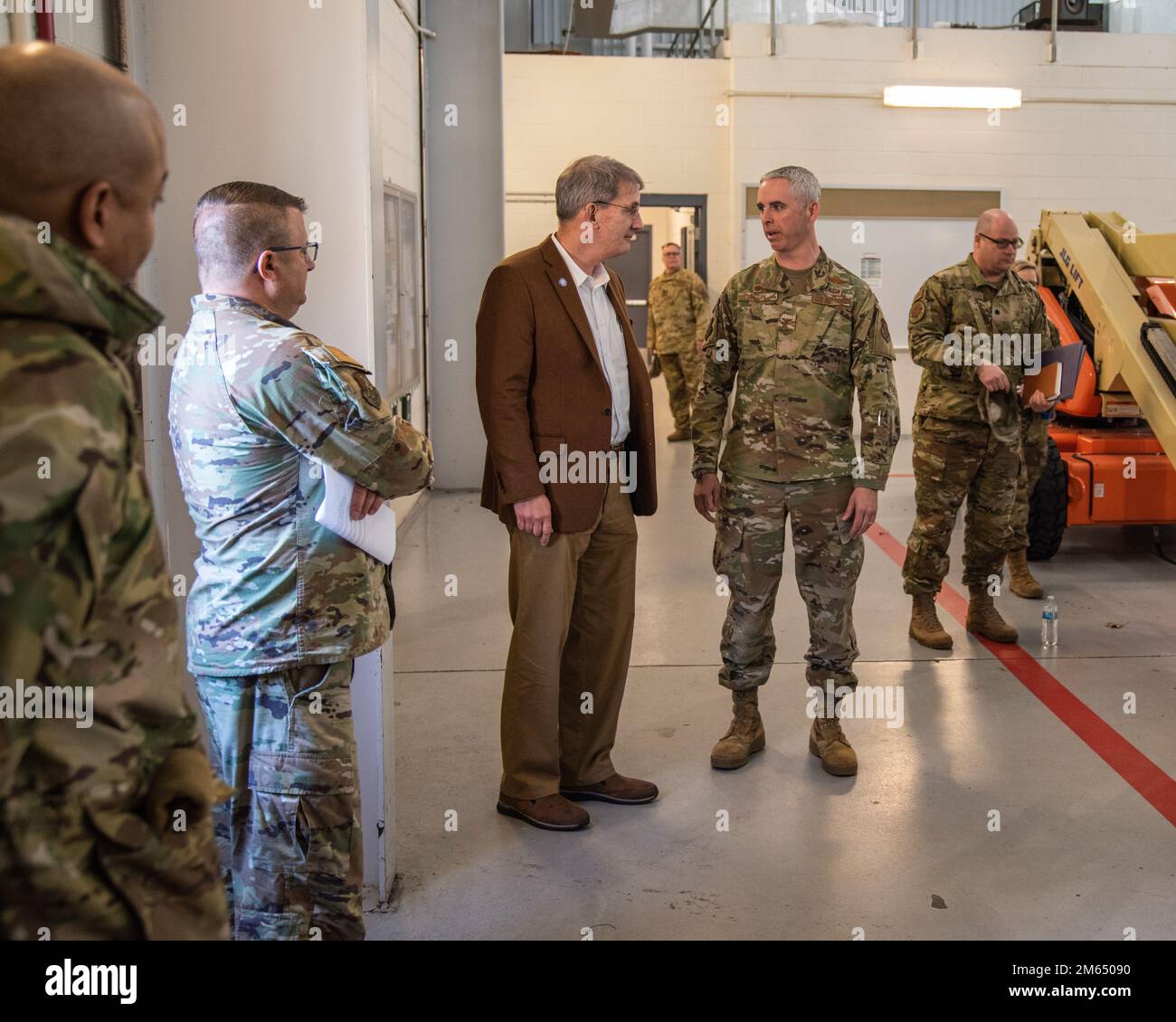 Le colonel Daniel J. Begin, commandant du Groupe de maintenance 166th (à droite), partage la mission et les réalisations de son unité avec M. Devin L. Cate, directeur exécutif, Garde nationale aérienne, lors d'une visite à la base de la Garde nationale aérienne de New Castle, au 2 avril 2022. M. Cate a rencontré des hauts dirigeants et des aviateurs pour en apprendre davantage sur la mission de la Garde nationale aérienne du Delaware et pour reconnaître les meilleurs interprètes. (Photos de la Garde nationale aérienne par Tech. Sgt Alonzo Chapman) Banque D'Images