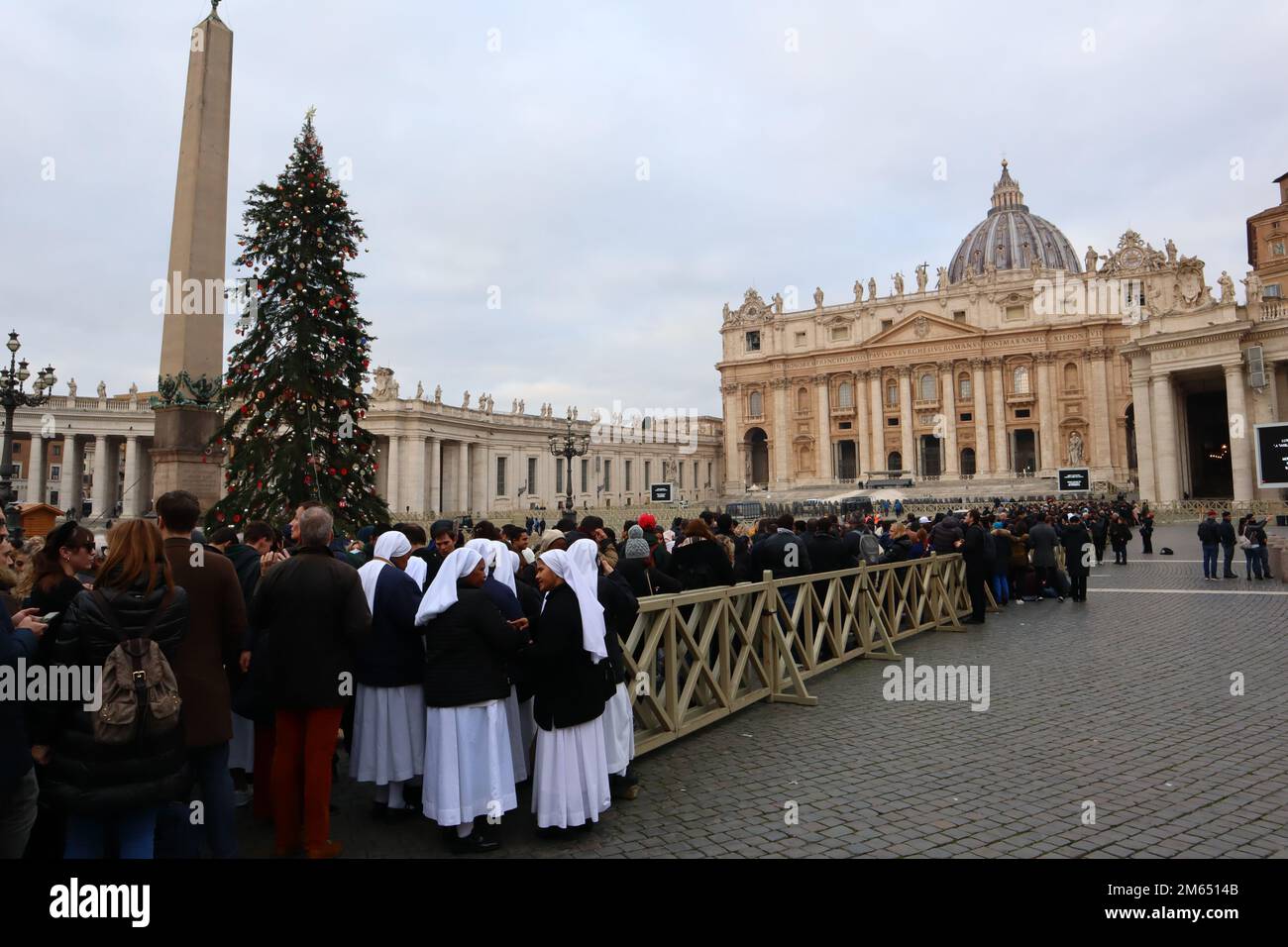 Cité du Vatican, Saint-Siège, 2nd janvier 2023. File d'attente de personnes attendant d'entrer à St. Basilique de Pierre pour voir le corps du regretté Pape émérite Benoît XVI pour dire leur dernier adieu. Le corps du Pape émérite Benoît XVI s'est déplacé lundi matin à Saint La basilique Saint-Pierre, où pendant trois jours le public sera en mesure de rendre hommage avant les funérailles du jeudi 5 janvier 2023 sous la supervision du pape François. Credit image: Walter Cicchetti/Alamy Live News Banque D'Images