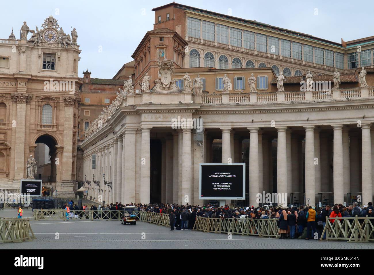 Cité du Vatican, Saint-Siège, 2nd janvier 2023. File d'attente de personnes attendant d'entrer à St. Basilique de Pierre pour voir le corps du regretté Pape émérite Benoît XVI pour dire leur dernier adieu. Le corps du Pape émérite Benoît XVI s'est déplacé lundi matin à Saint La basilique Saint-Pierre, où pendant trois jours le public sera en mesure de rendre hommage avant les funérailles du jeudi 5 janvier 2023 sous la supervision du pape François. Credit image: Walter Cicchetti/Alamy Live News Banque D'Images