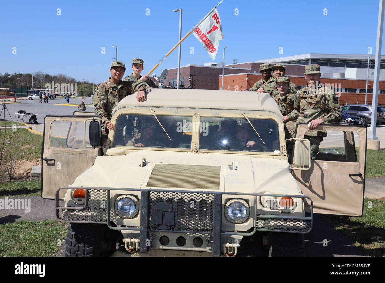 Les cadets du JROTC de l'école secondaire Wilson posent pour une photo lors de la Garde nationale de l'armée du Maryland a parrainé le défi annuel 1st des Raiders à l'école secondaire Fairmont Heights à Landover, Maryland, on 2 avril 2022. Les cadets ont également effectué un test de condition physique de l'Armée de terre et ont participé à d'autres événements qui ont testé leur force et leur capacité de travailler en équipe. Banque D'Images