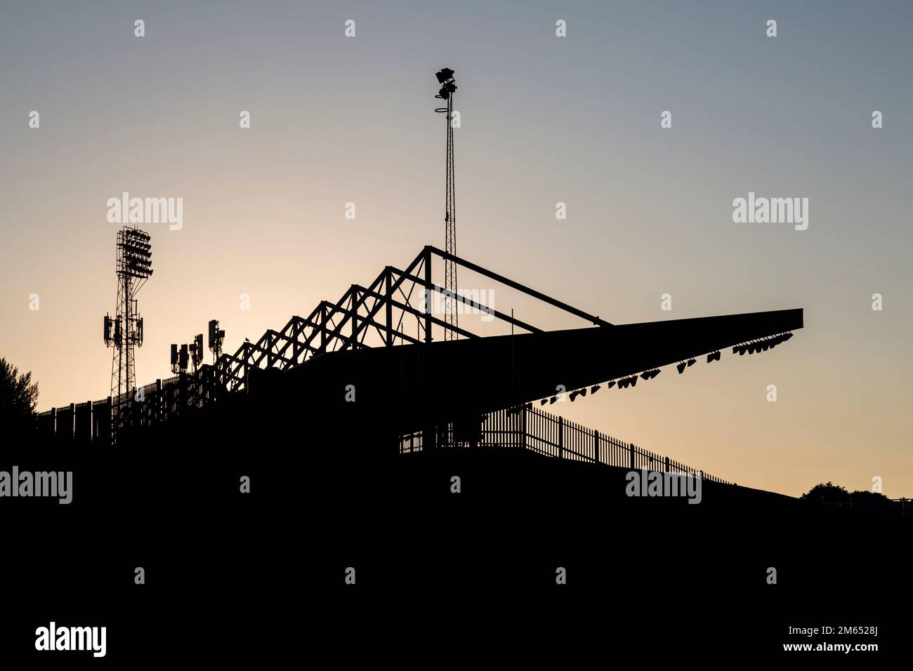 Silhouette au coucher du soleil de Pittodrie, stade du Aberdeen football Club, Écosse, Royaume-Uni, Europe Banque D'Images