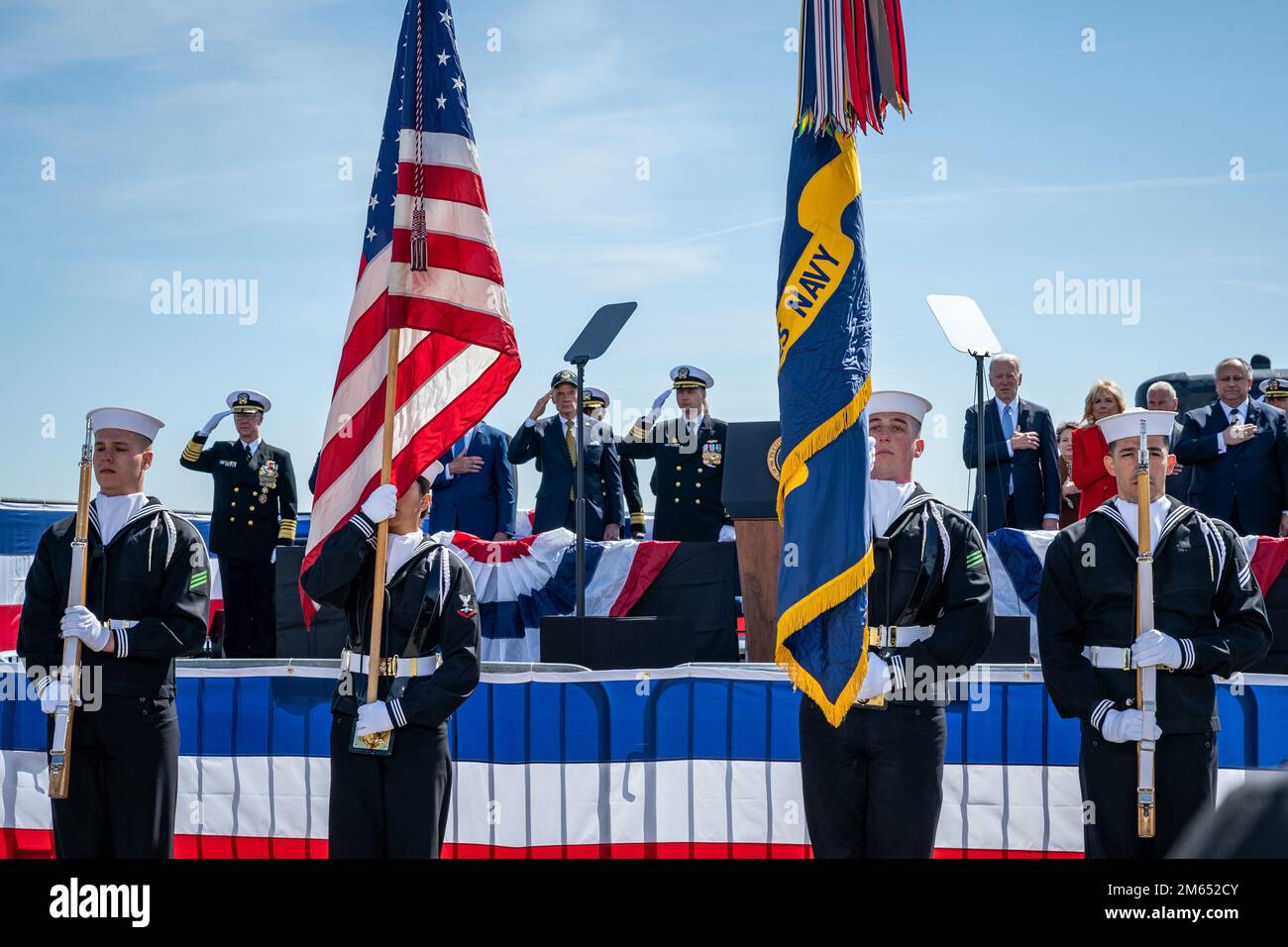 WILMINGTON, Suppr. (2 avril 2022) – les marins affectés à la Garde de cérémonie de la Marine des États-Unis se préparent à présenter les couleurs lors de la cérémonie de commémoration de la mise en service de l'USS Delaware (SSN 791) à Wilmington, Delaware, 2 avril 2022. Le sous-marin a participé à une commémoration d’une semaine d’événements en l’honneur de la cérémonie de mise en service du bateau qui a eu lieu administrativement en avril 2020 en raison des restrictions de la COVID à l’époque. Le Delaware, le septième navire de la marine américaine et premier sous-marin nommé d'après le premier État américain du Delaware, est une plate-forme flexible et multi-mission conçue pour exécuter le Banque D'Images