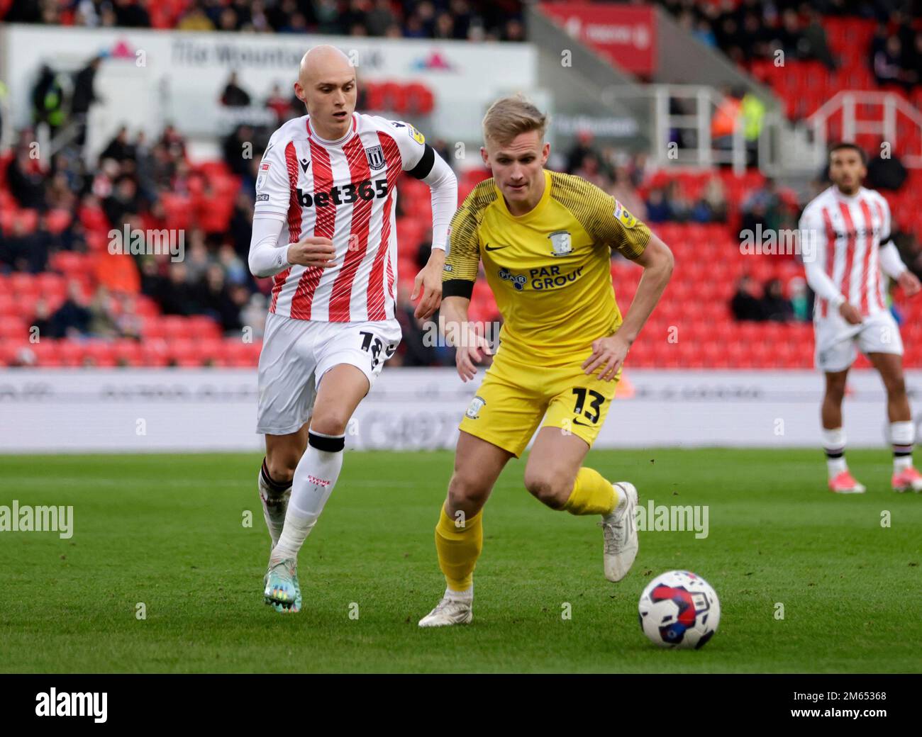 Will Smallbone de Stoke City (à gauche) et Ali McCann de Preston North End se battent pour le ballon lors du match du championnat Sky Bet au stade Stoke-on-Trent Bet365. Date de la photo: Lundi 2 janvier 2023. Banque D'Images