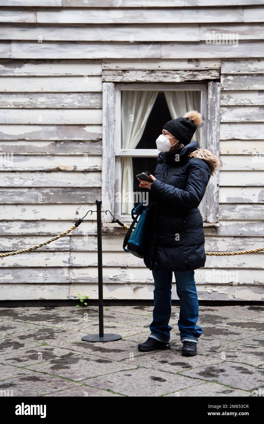 Femmes avec smartphones en ville Banque D'Images