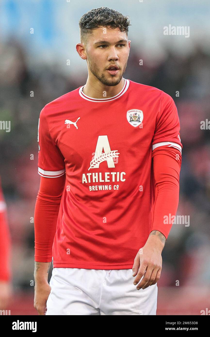 Matty Wolfe #33 de Barnsley pendant le match de la Sky Bet League 1 Barnsley vs Bolton Wanderers à Oakwell, Barnsley, Royaume-Uni. 2nd janvier 2023. (Photo de Mark Cosgrove/News Images) à Barnsley, Royaume-Uni, le 1/2/2023. (Photo de Mark Cosgrove/News Images/Sipa USA) crédit: SIPA USA/Alay Live News Banque D'Images