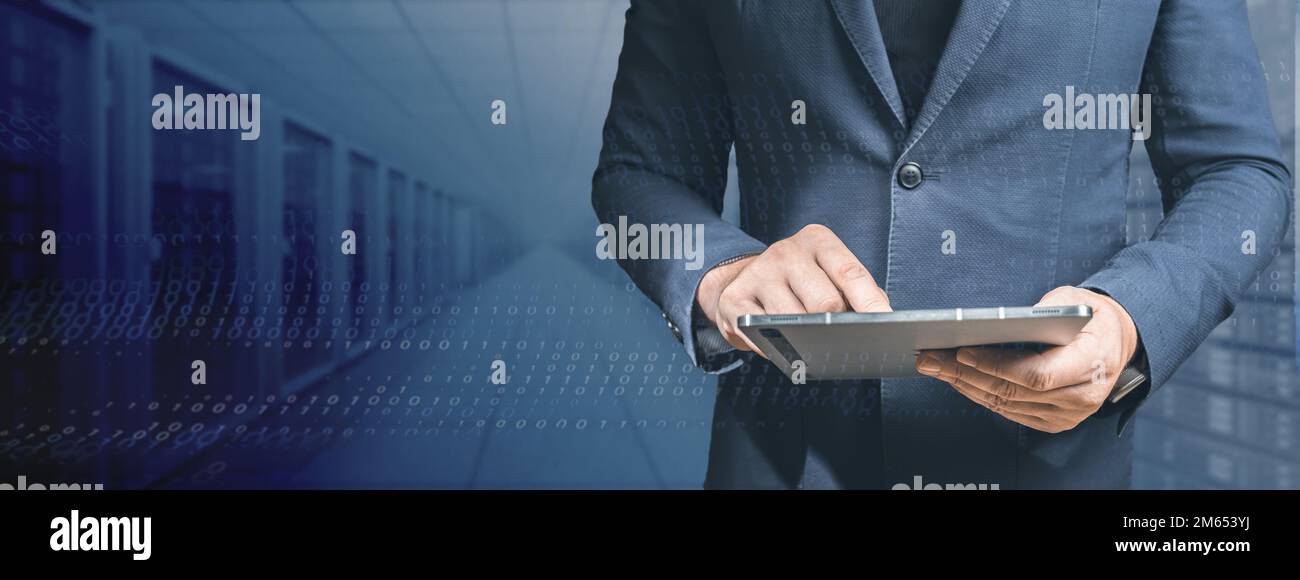 Big Data et science des données. Spécialiste masculin utilisant une tablette dans le Big Data Center. Transfert de données à haut débit, transfert de serveur, Technology Science Breakethroug Banque D'Images