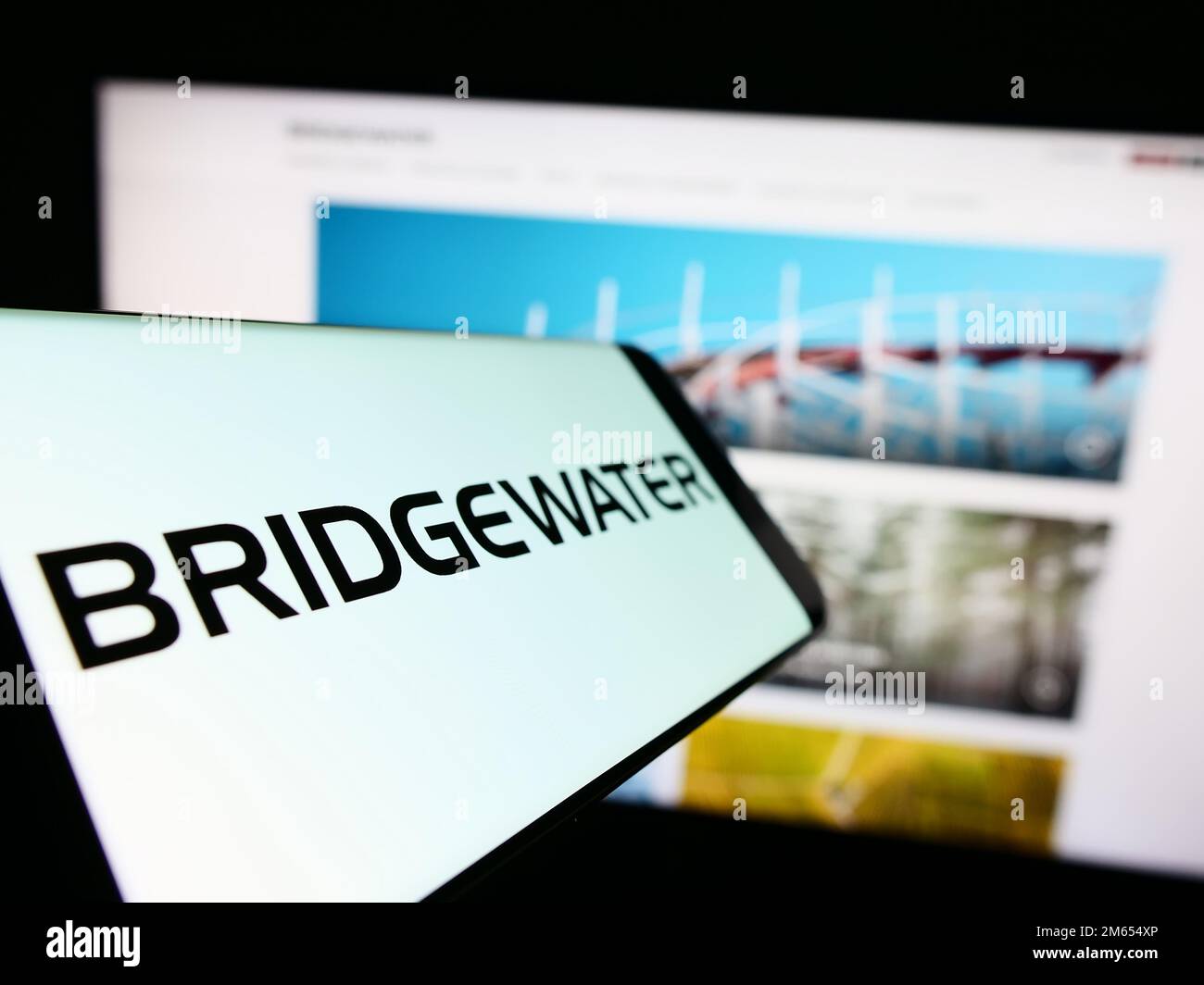 Smartphone avec le logo de la société d'investissement américaine Bridgewater Associates LP à l'écran devant le site Web. Mise au point au centre-gauche de l'écran du téléphone. Banque D'Images
