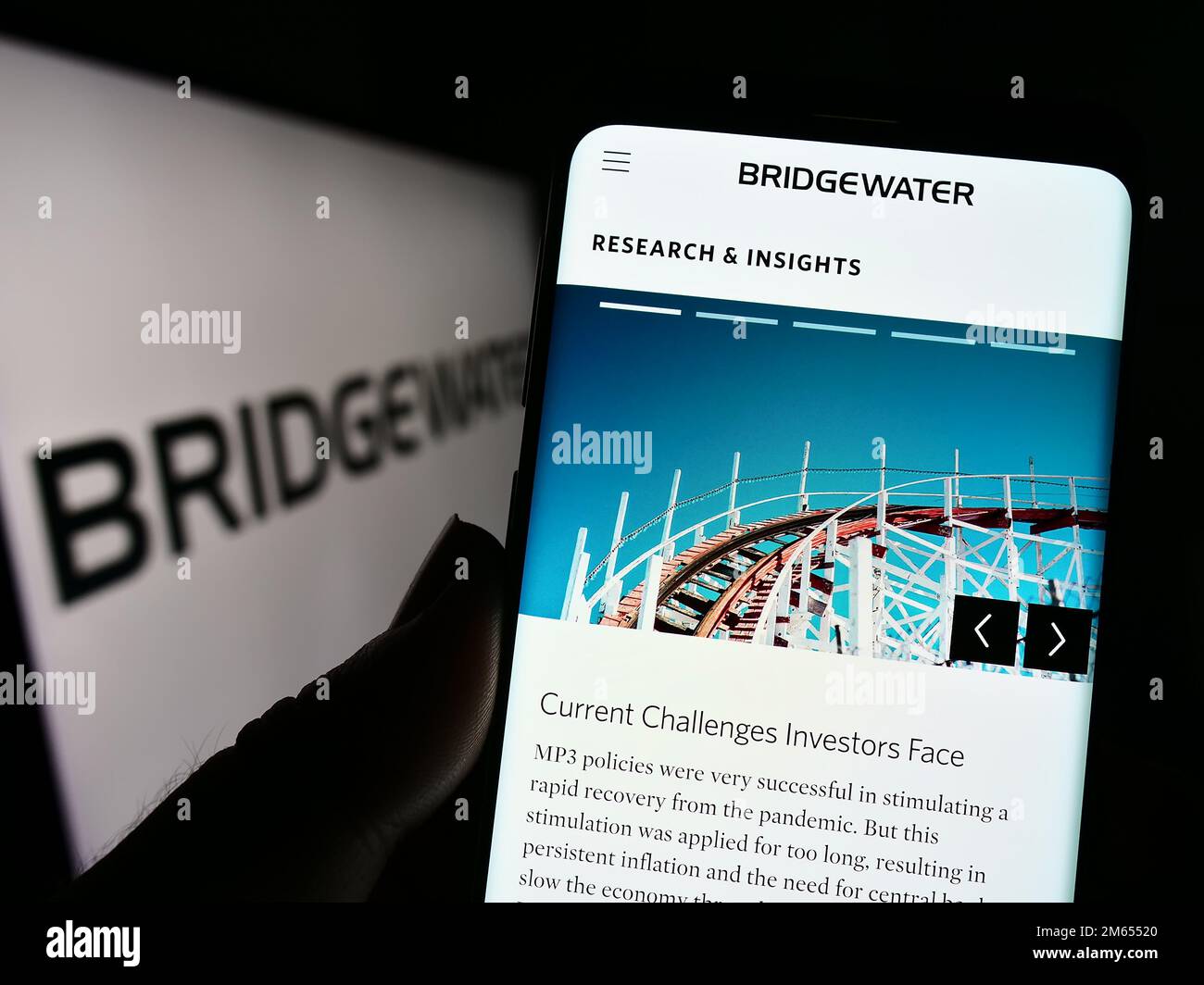 Personne tenant un téléphone portable avec la page Web de la société d'investissement américaine Bridgewater Associates LP à l'écran avec logo. Concentrez-vous sur le centre de l'écran du téléphone. Banque D'Images