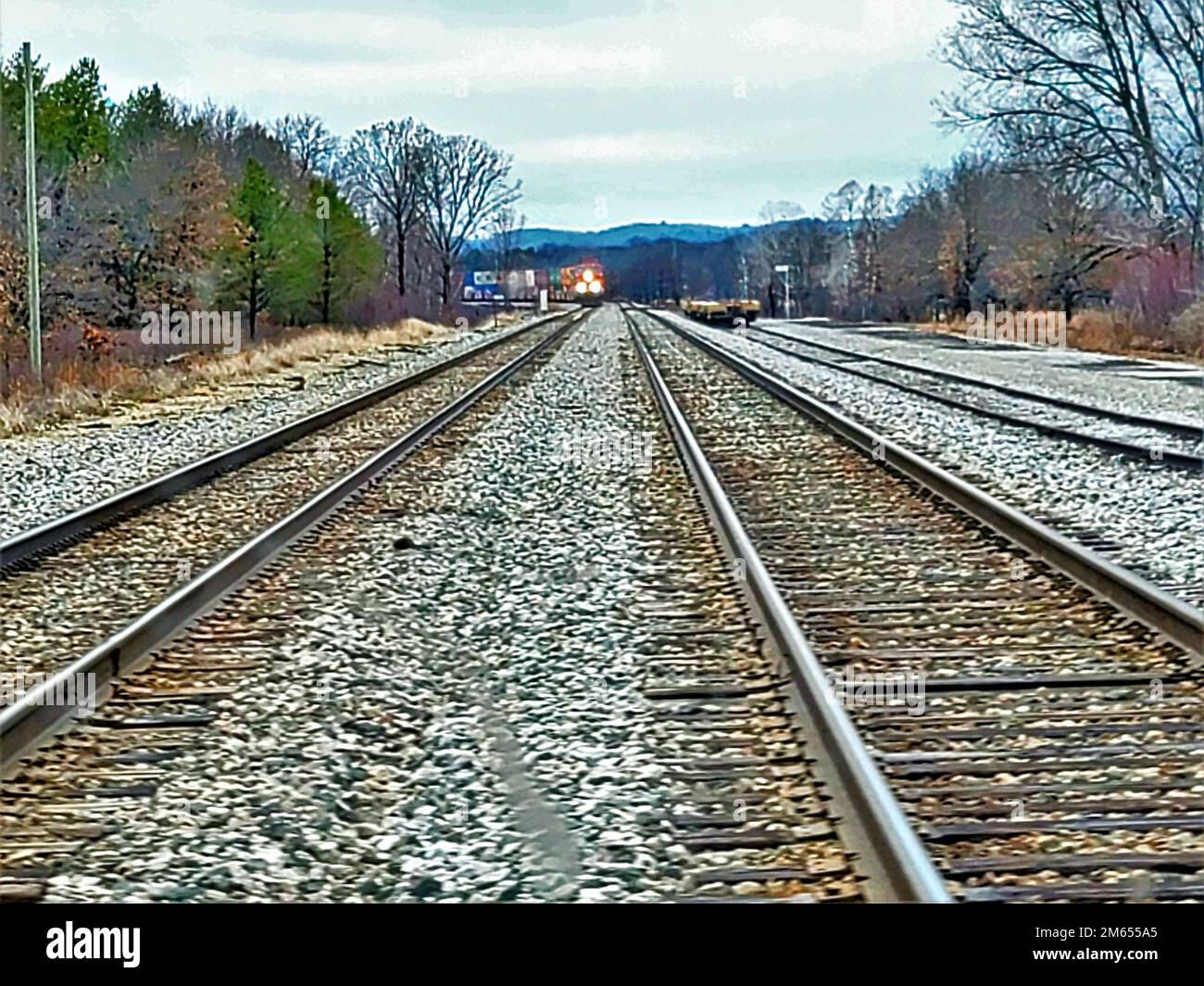 Un train commercial fait des grondements sur les voies 2 avril 2022, à fort McCoy, dans le Wisconsin. Un réseau ferroviaire complet est établi dans la zone de South Post et de cantonnement de fort McCoy, et des trains commerciaux, dont certains sont parfois des kilomètres de long, traversent régulièrement l'installation entre Tomah et Sparta, Wisconsin. Le rail a été un dispositif constant à l'installation depuis son ouverture il y a plus de 100 ans. Banque D'Images