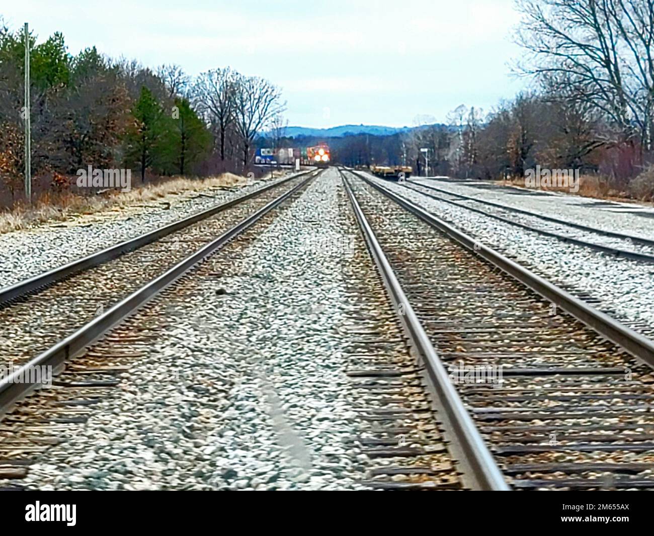 Un train commercial fait des grondements sur les voies 2 avril 2022, à fort McCoy, dans le Wisconsin. Un réseau ferroviaire complet est établi dans la zone de South Post et de cantonnement de fort McCoy, et des trains commerciaux, dont certains sont parfois des kilomètres de long, traversent régulièrement l'installation entre Tomah et Sparta, Wisconsin. Le rail a été un dispositif constant à l'installation depuis son ouverture il y a plus de 100 ans. Banque D'Images