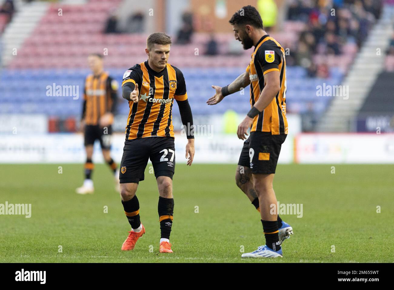 Regan Slater #27 de Hull City, coéquipier de High Fives Allahyar Sayyadmanesh #9 de Hull City pendant le match du championnat Sky Bet Wigan Athletic vs Hull City au DW Stadium, Wigan, Royaume-Uni, 2nd janvier 2023 (photo de Phil Bryan/News Images) Banque D'Images