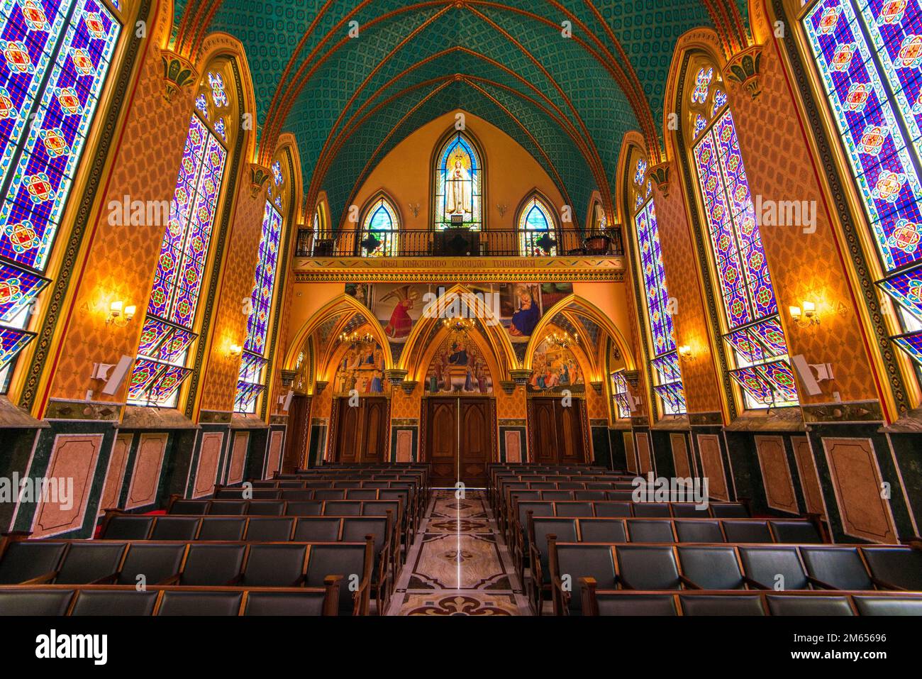 Intérieur très décoré et détaillé d'une chapelle notre-Dame de Fatima récemment construite à Nova Friburgo City Banque D'Images