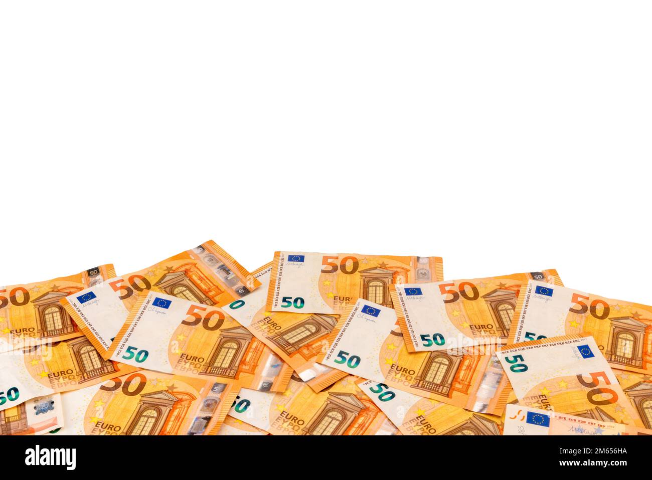 Billets de cinquante euros dispersés en premier plan isolés sur blanc en vue de dessus avec espace de copie et chemin de coupure inclus, concept financier et textur Banque D'Images