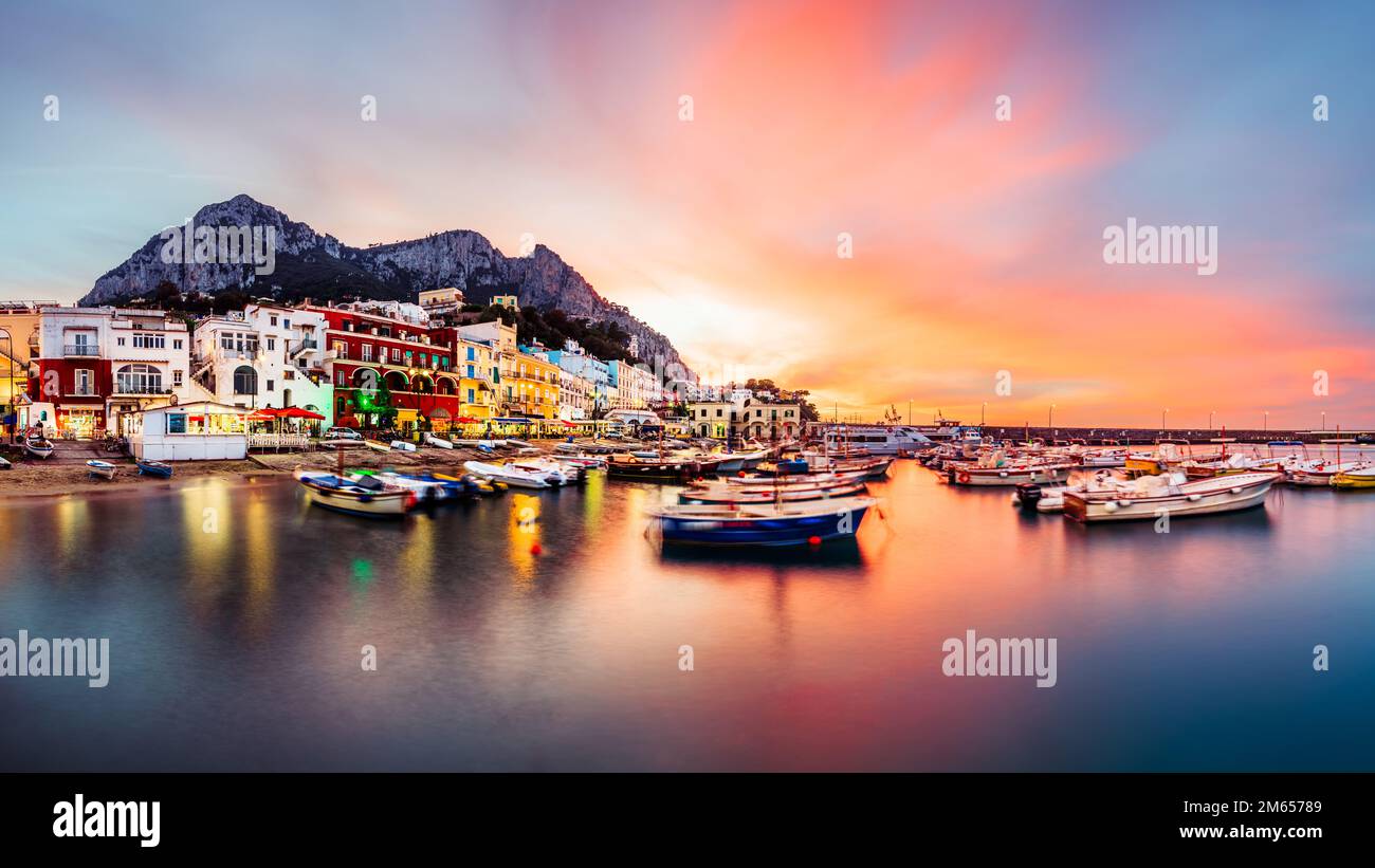 Capri, Italie à Marina Grande au crépuscule. Banque D'Images