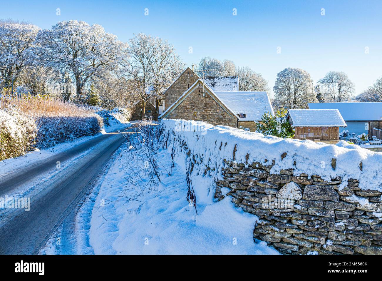 Neige au début de l'hiver au village de Brimpsfield, Gloucestershire, Angleterre, Royaume-Uni Banque D'Images
