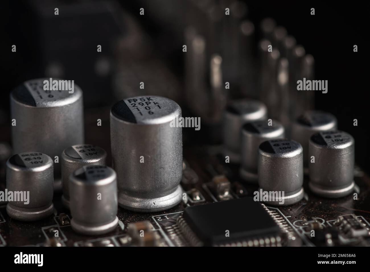 Circuit d'alimentation du processeur sur la carte mère, mosfet, condensateurs à semi-conducteurs, inductances, transistors à effet de champ, gros plan, le choix d'un ordinateur de jeu Banque D'Images