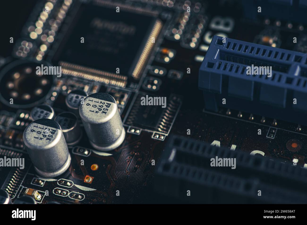 Circuit d'alimentation du processeur sur la carte mère, mosfet, condensateurs à semi-conducteurs, inductances, transistors à effet de champ, gros plan, le choix d'un ordinateur de jeu Banque D'Images