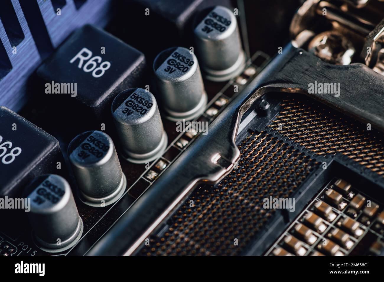Circuit d'alimentation du processeur sur la carte mère, mosfet, condensateurs à semi-conducteurs, inductances, transistors à effet de champ, gros plan, le choix d'un ordinateur de jeu Banque D'Images