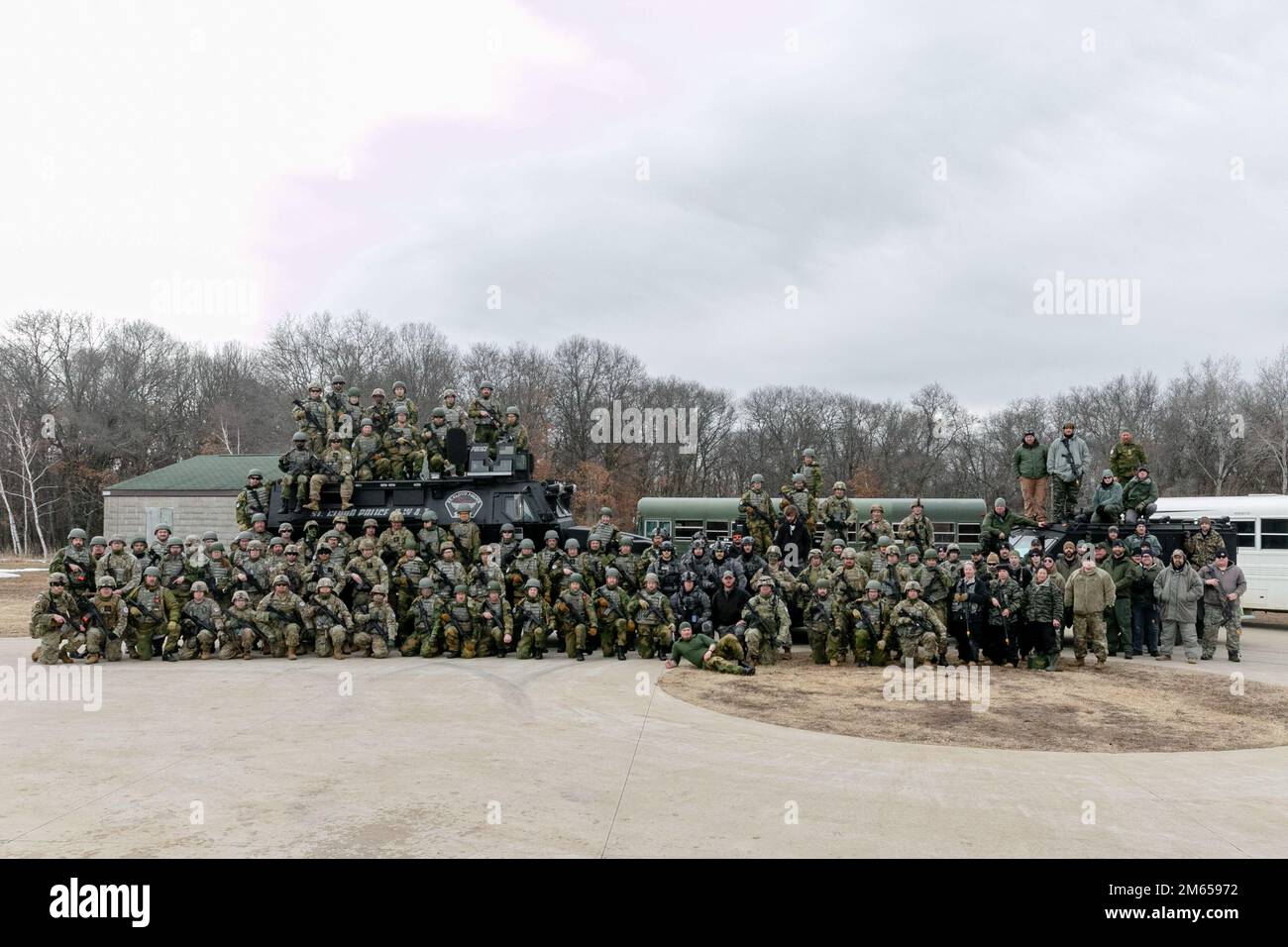 Les membres du service de la Garde nationale de Norvège et du Minnesota suivent une formation sur les menaces asymétriques avec les organismes locaux d'application de la loi, 3 avril 2022, au camp Ripley. (Photo de la Garde nationale du Minnesota par le Sgt Mahsima Alkamooneh) Banque D'Images