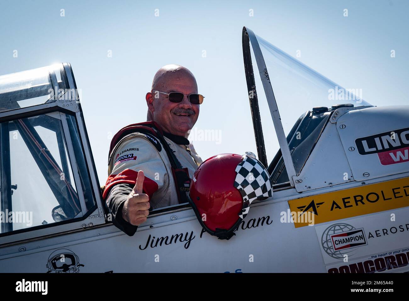 Un membre de l'équipe Aerobash Aerobatic donne un pouce avant son acte aérien lors de l'exposition aérienne et spatiale de Shaw à la base aérienne de Shaw, en Caroline du Sud, en 3 avril 2022. La Shaw Air & Space Expo a présenté 12 spectacles aériens et 10 avions à exposition statique, ainsi que d'autres attractions et expositions qui ont attiré plus de 55 000 invités. Banque D'Images