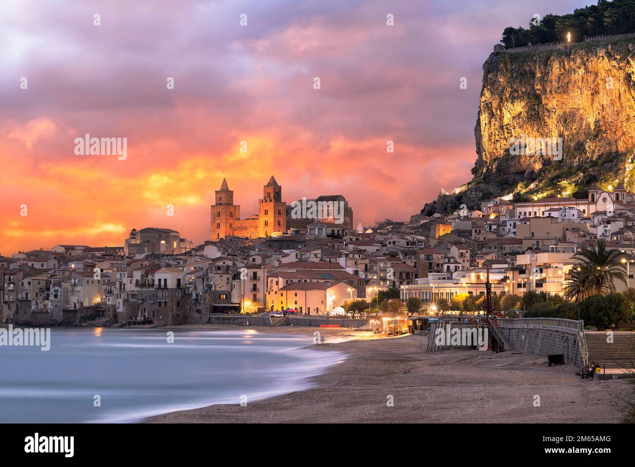 Cefalu, Sicile, Italie au crépuscule sur la mer Tyrrhénienne. Banque D'Images