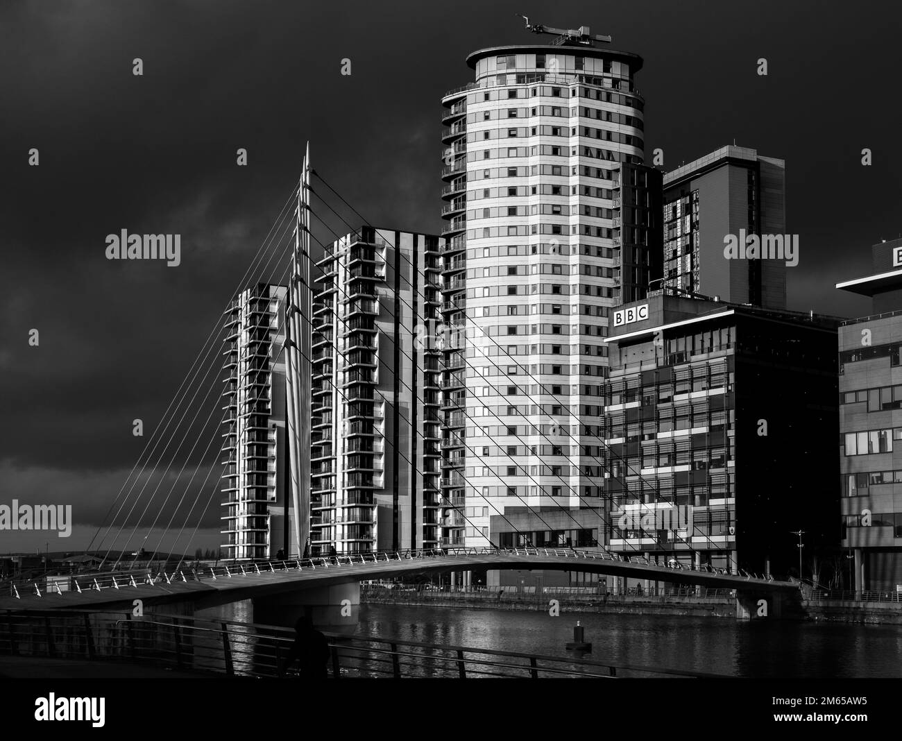 Salford Quays UK janvier 2023 bâtiments modernes et pont Salford Quays Manchester monochrome Banque D'Images