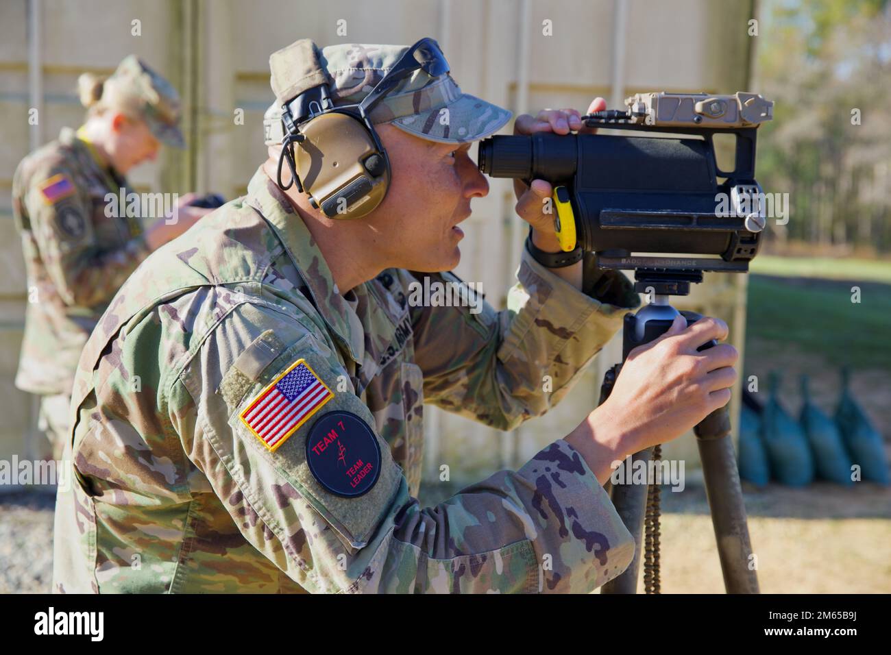 ÉTATS-UNIS Sgt 1st de l’armée Jaime Jimenez, un Sniper de l’armée affecté à la Delta Company, 2nd Bataillon, 153rd Infantry Regiment, 39th Brigade, Garde nationale de l’Arkansas, Utilise une portée de repérage pour aider à mettre à zéro un fusil de sniper M2010 sur la chaîne Burroughs, fort Benning, Géorgie, 3 avril 2022. Ces tireurs d'élite sont les meilleurs de leurs unités d'origine et sont venus prouver qu'ils sont les meilleurs. (É.-U. Photos de la réserve de l'armée par le sergent d'état-major Austin Berner) Banque D'Images