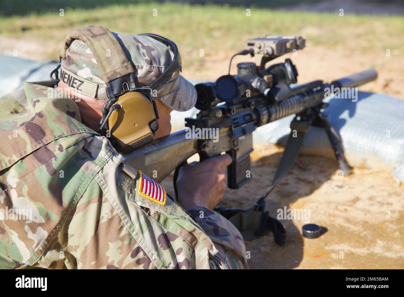 ÉTATS-UNIS Sgt 1st de l’armée Jaime Jimenez, un Sniper de l’armée affecté à la Delta Company, 2nd Bataillon, 153rd Infantry Regiment, 39th Brigade, Garde nationale de l’Arkansas, Zéros son fusil de sniper Mark 12 sur la chaîne Burroughs, fort Benning, Géorgie, 3 avril 2022. Ces tireurs d'élite sont les meilleurs de leurs unités d'origine et sont venus prouver qu'ils sont les meilleurs. (É.-U. Photos de la réserve de l'armée par le sergent d'état-major Austin Berner) Banque D'Images