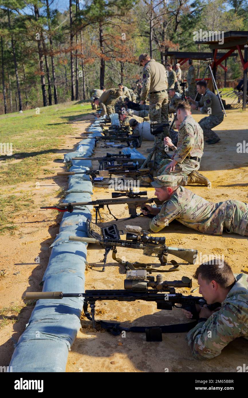 Un groupe d'États-Unis Les tireurs d'élite des pays de l'armée, de la marine et de l'interantional mettent à zéro leurs tirs de tireurs d'élite assignés sur le champ de tir de Burroughs, fort Benning, Géorgie, 3 avril 2022. Ces tireurs d'élite sont les meilleurs de leurs unités d'origine et sont venus prouver qu'ils sont les meilleurs. (É.-U. Photos de la réserve de l'armée par le sergent d'état-major Austin Berner) Banque D'Images