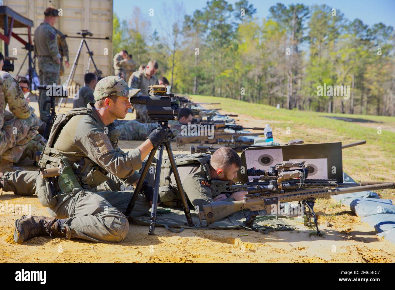 Une équipe de tireurs Isreali s'aide mutuellement à mettre à zéro un fusil de tireurs M2010 sur la chaîne Burroughs, fort Benning GA, 3 avril 2022. Ces tireurs d'élite sont les meilleurs de leurs unités d'origine et sont venus prouver qu'ils sont les meilleurs. (É.-U. Photos de la réserve de l'armée par le sergent d'état-major Austin Berner) Banque D'Images