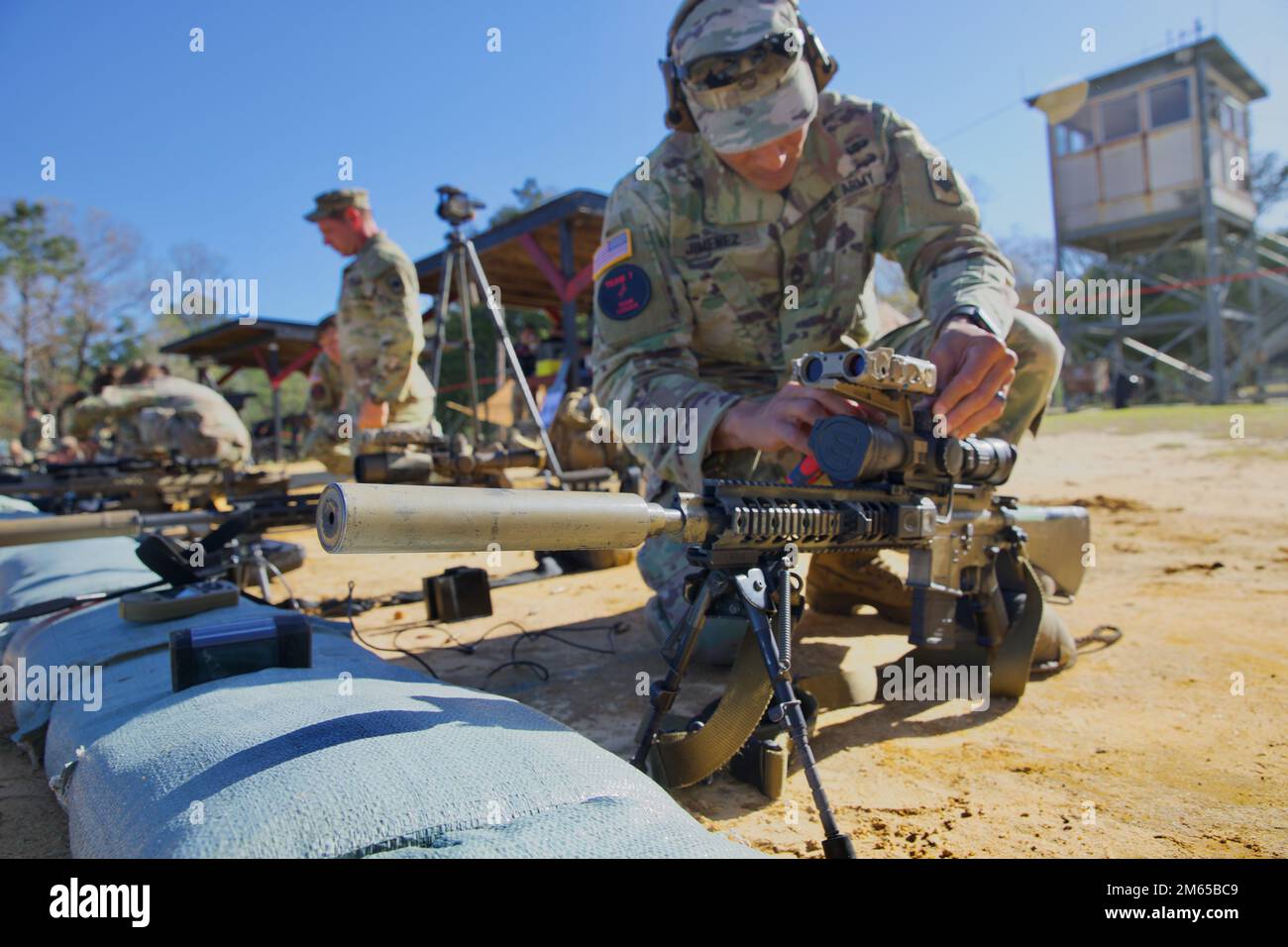 ÉTATS-UNIS Sgt 1st de l’armée Jaime Jimenez, un Sniper de l’armée affecté à la Delta Company, 2nd Bataillon, 153rd Infantry Regiment, 39th Brigade, Garde nationale de l’Arkansas, Apporte des ajustements à son champ d'application sur son fusil Mark 12 Sniper sur la chaîne Burroughs, fort Benning, Géorgie, 3 avril 2022. Ces tireurs d'élite sont les meilleurs de leurs unités d'origine et sont venus prouver qu'ils sont les meilleurs. (É.-U. Photos de la réserve de l'armée par le sergent d'état-major Austin Berner) Banque D'Images