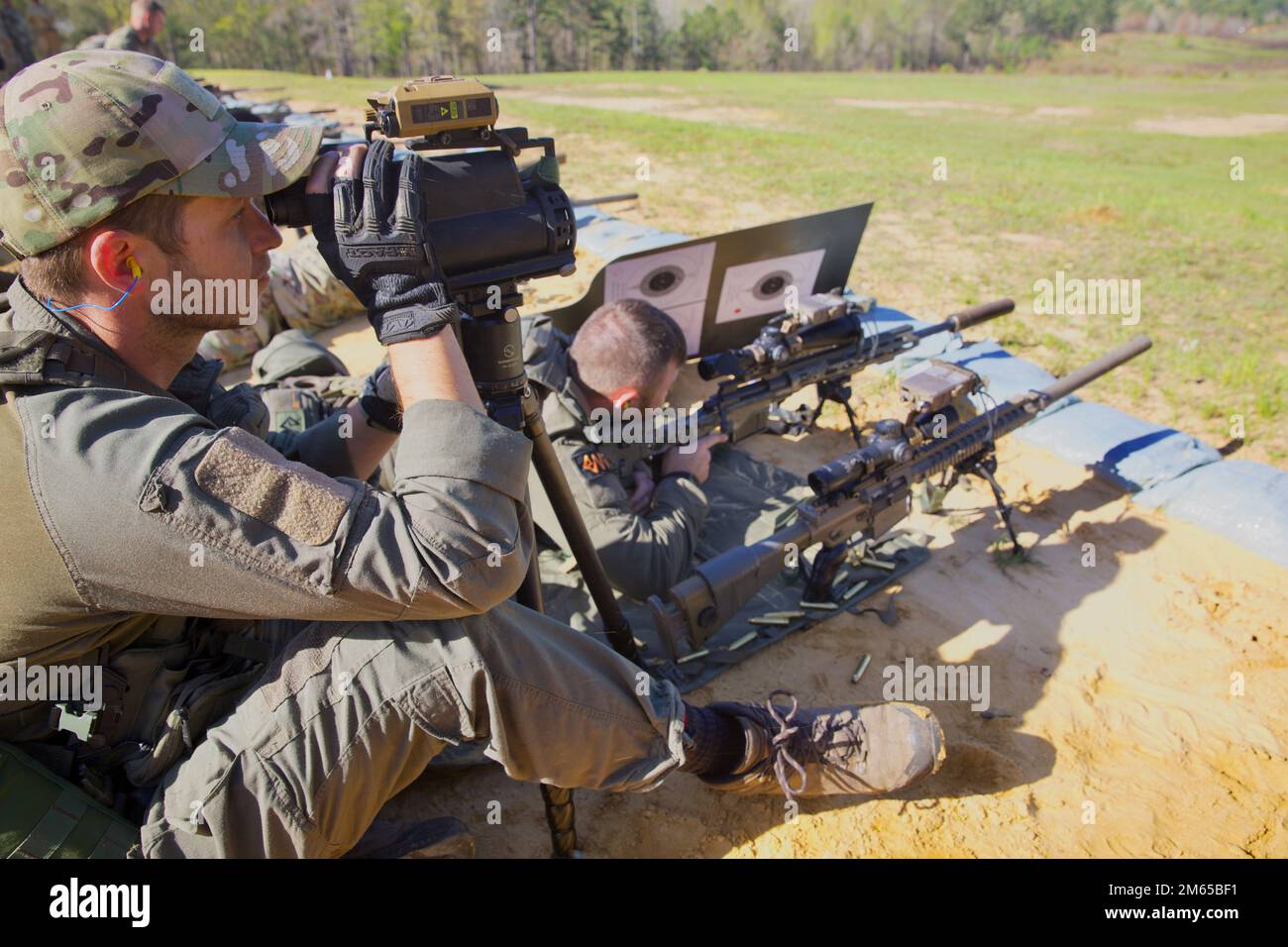 Une équipe de tireurs Isreali s'aide mutuellement à mettre à zéro un fusil de tireurs M2010 sur la chaîne Burroughs, fort Benning GA, 3 avril 2022. Ces tireurs d'élite sont les meilleurs de leurs unités d'origine et sont venus prouver qu'ils sont les meilleurs. (É.-U. Photos de la réserve de l'armée par le sergent d'état-major Austin Berner) Banque D'Images