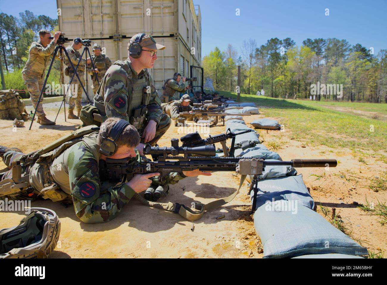 Un sniper irlandais remet à zéro son fusil de sniper de M2010 sur la chaîne Burroughs, fort Benning, Géorgie, 3 avril 2022. Ces tireurs d'élite sont les meilleurs de leurs unités d'origine et sont venus prouver qu'ils sont les meilleurs. (É.-U. Photos de la réserve de l'armée par le sergent d'état-major Austin Berner) Banque D'Images