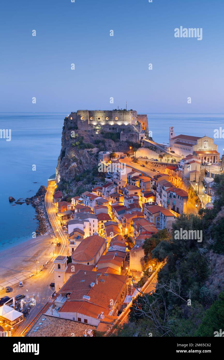 Scilla, Italie sur la côte méditerranéenne au crépuscule. Banque D'Images
