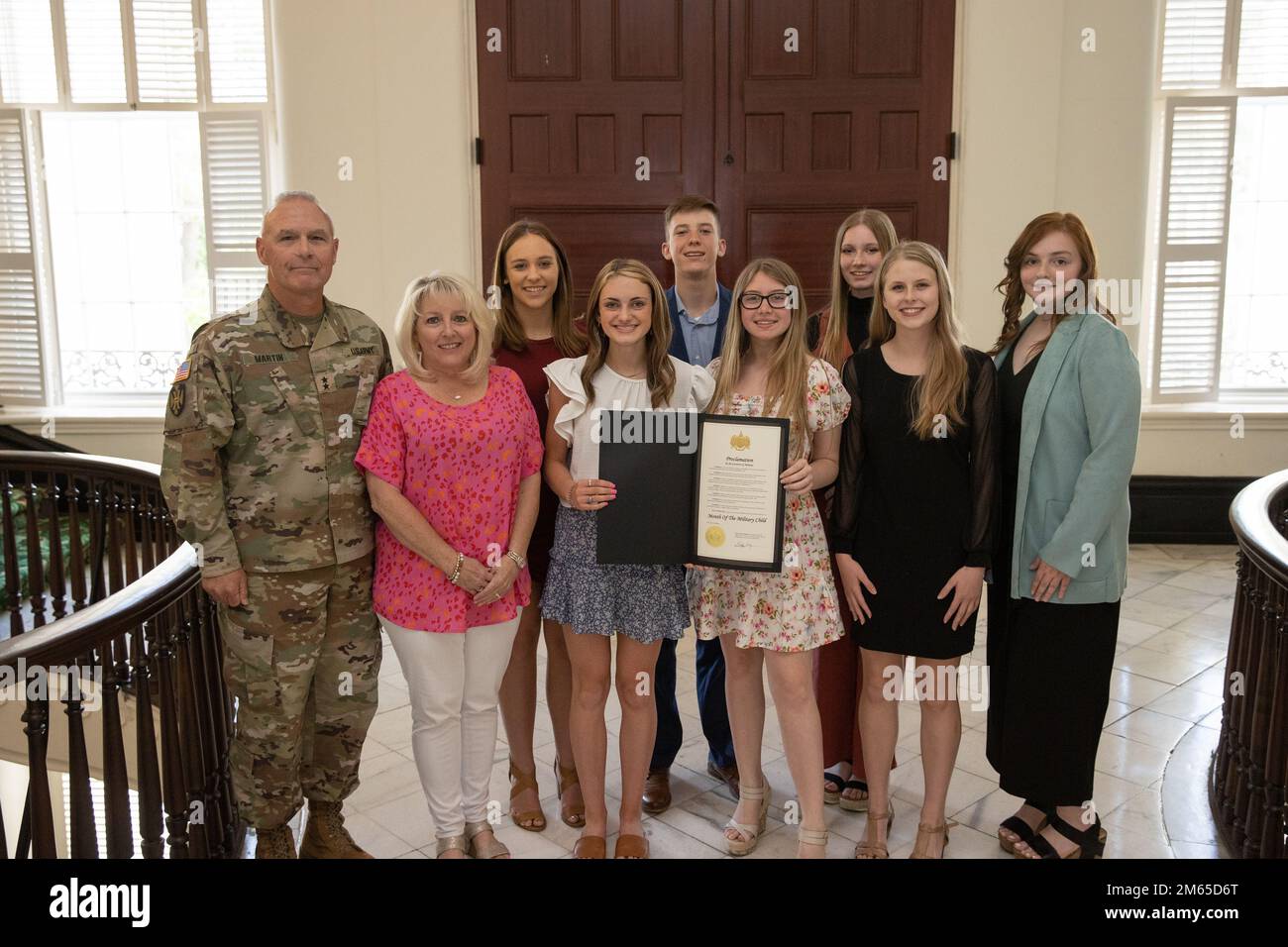 Le général de division Jerry Martin, adjoint adjudant général de la Garde nationale de l'Alabama, et le Conseil des jeunes de la Garde nationale de l'Alabama célèbrent le chant du mois de la proclamation de l'enfant militaire à la capitale de l'État sur 4 avril 2022. (Photo de la Garde nationale de l'Alabama par le sergent d'état-major William Frye.) Banque D'Images