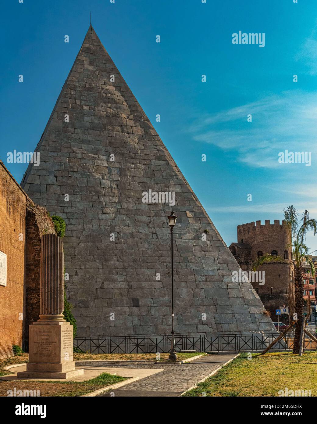 Le tombeau romain en forme de Pyramide, Pyramide de Caius Cestius, et Porta San Paolo, accès aux anciens murs d'Aurelian. Rome, Latium, Italie, Banque D'Images