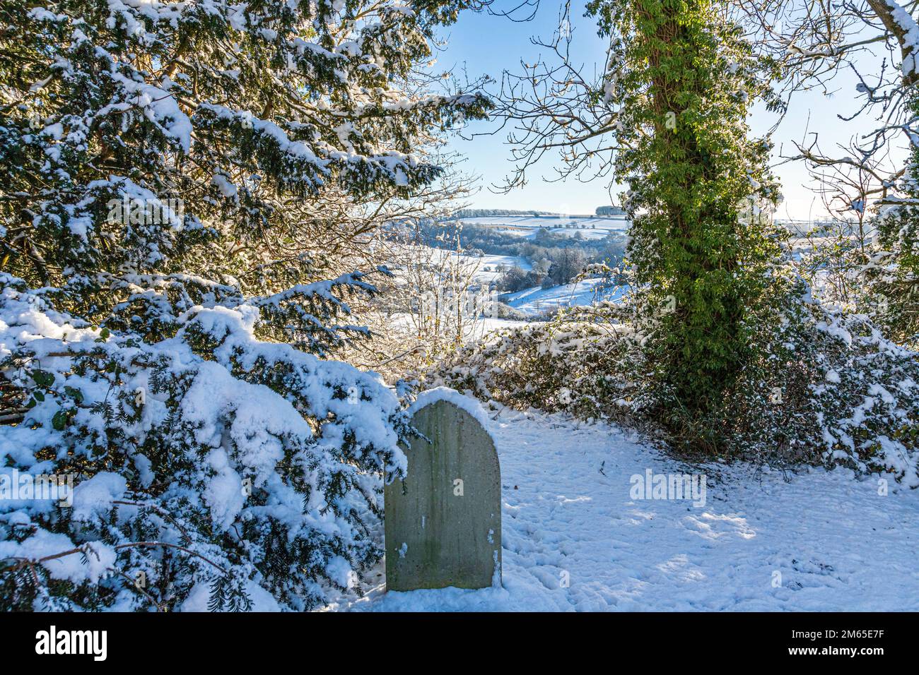 La source de la grenouille dans la neige du début de l'hiver sur les Cotswolds, vue depuis le chantier naval de Brimpsfield, Gloucestershire, Angleterre, Royaume-Uni Banque D'Images