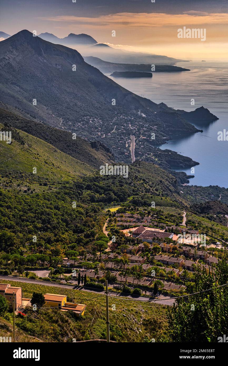 Vue aérienne des montagnes lucanines qui s'inclinent vers la mer près de la ville de Maratea. Maratea, province de Potenza, Basilicate, Italie, Europe Banque D'Images