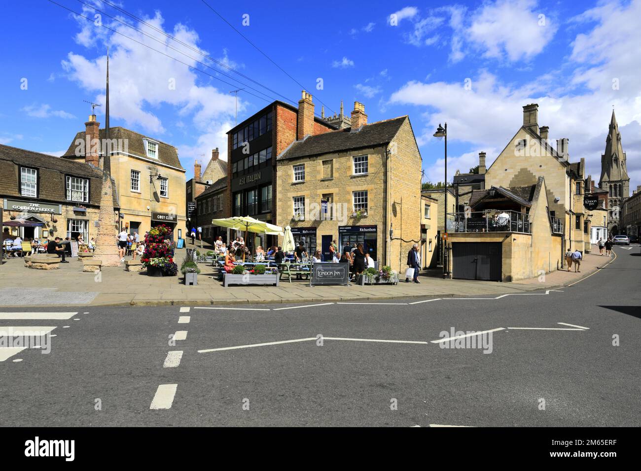 The Golden Fleece pub et Queen Elanor Cross, Sheep Market, Stamford Town, Lincolnshire County, Angleterre, ROYAUME-UNI Banque D'Images