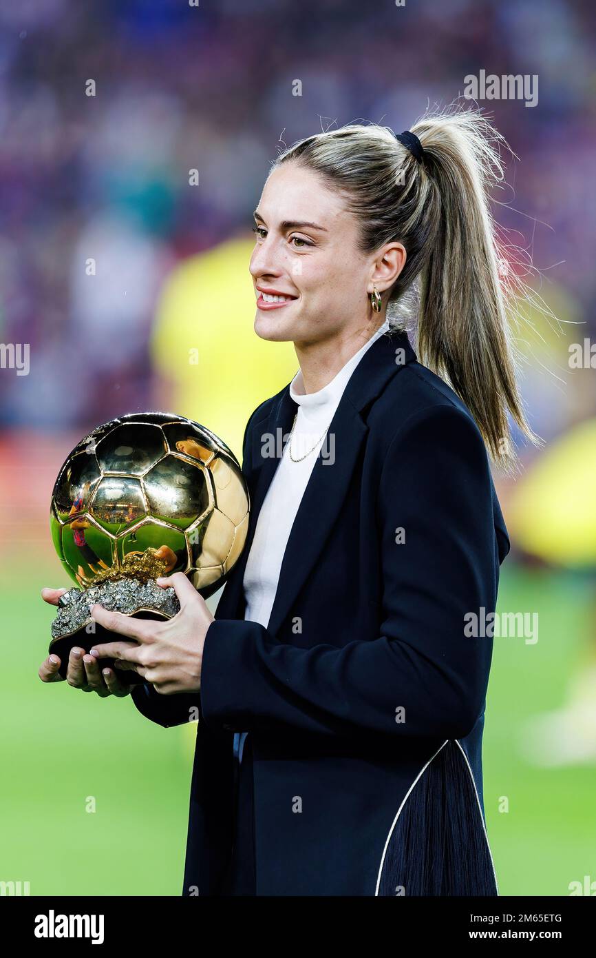 BARCELONE - octobre 20 : Alexia Putellas avec le ballon d'Or avant le match LaLiga entre le FC Barcelone et Villarreal CF au stade Spotify Camp Nou Banque D'Images